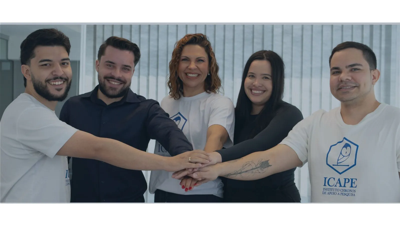 Foto da equipe unida, mãos dadas ao centro (sem texto)
