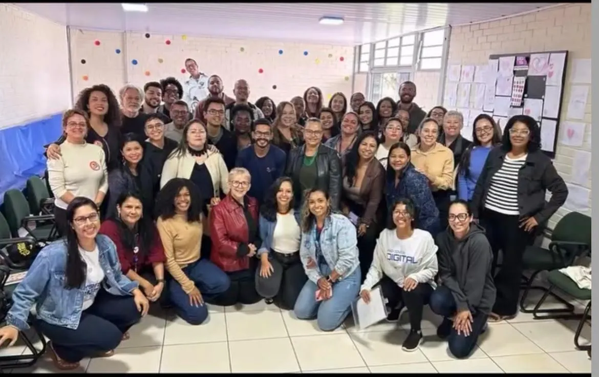 Equipe e comunidade ICAPE reunidas, celebrando a diversidade